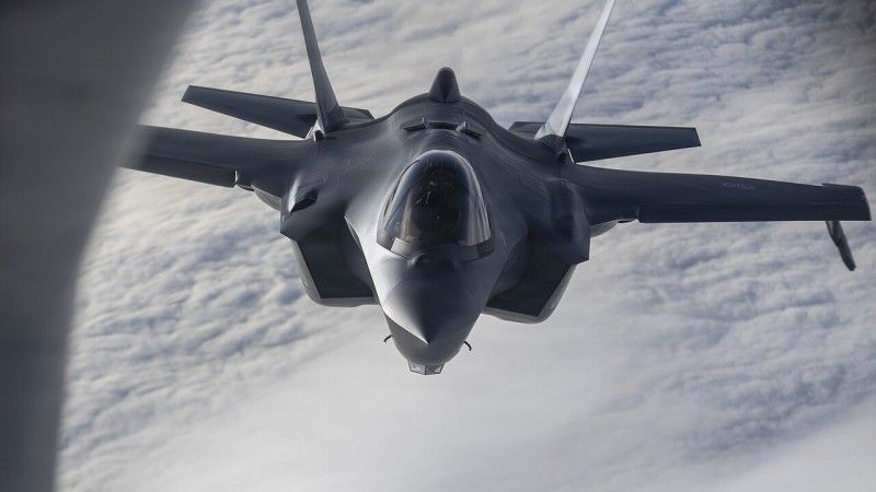 Myśliwiec F-35A na niebie - zdjęcie poglądowe