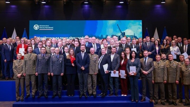 Szef MON wręczył umowy 86 polskim przedsiębiorcom, którzy będa realizować zadania na rzecz Sił Zbrojnych RP.
