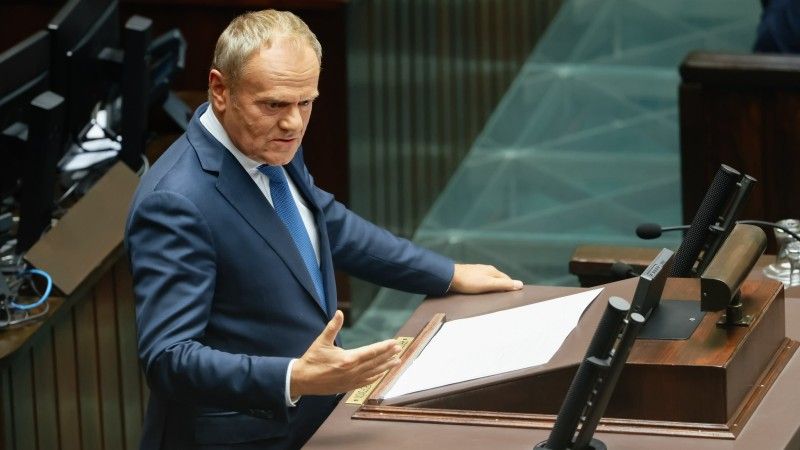 Donald Tusk przemawia zza mównicy