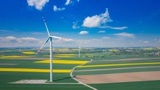 Rozwój lądowej energetyki wiatrowej i bezpieczeństwo militarne nie są dziś alternatywą, lecz dwoma elementami tej samej strategii bezpieczeństwa państwa.
