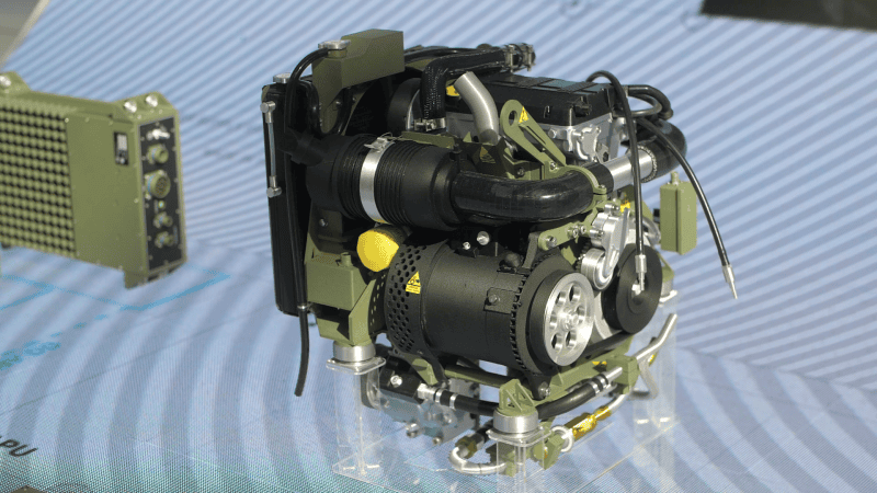 Model redukcyjny pomocniczej jednostki zasilającej (ang. auxiliary power unit, APU) na stoisku przedsiębiorstwa Radiotechnika Marketing podczas XXXIV Międzynarodowego Salonu Przemysłu Obronnego w Kielcach.