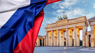 W zamożnej dzielnicy Berlina mieszkają rosyjscy będący elementem sieci, prowadzącej operacje informacyjne w wielu językach. Tłem ich działalności są relacje z FSB i Prigożynem.