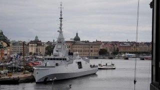 Francuska fregata „Amiral Ronarc'h” (D660) zacumowana przy nabrzeżu Skeppsbron w Sztokholmie, sierpień 2026 r. To pierwsza jednostka zbudowana w programie Frégate de Défense et d'Intervention (FDI). Podobne okręty zamówiły siły zbrojne Grecji i Szwecji.