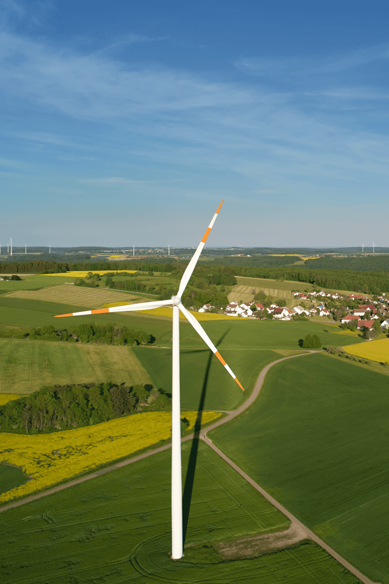 Turbiny wiatrowe na wzgórzach o zachodzie słońca