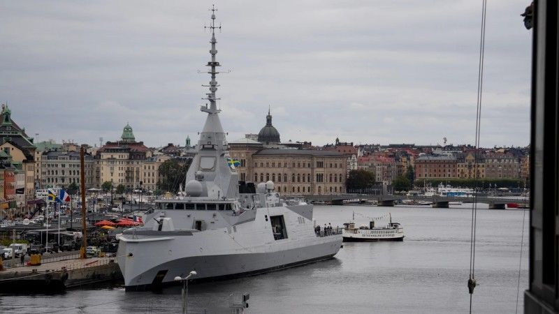 Francuska fregata „Amiral Ronarc'h” (D660) zacumowana przy nabrzeżu Skeppsbron w Sztokholmie, sierpień 2026 r. To pierwsza jednostka zbudowana w programie Frégate de Défense et d'Intervention (FDI). Podobne okręty zamówiły siły zbrojne Grecji i Szwecji.