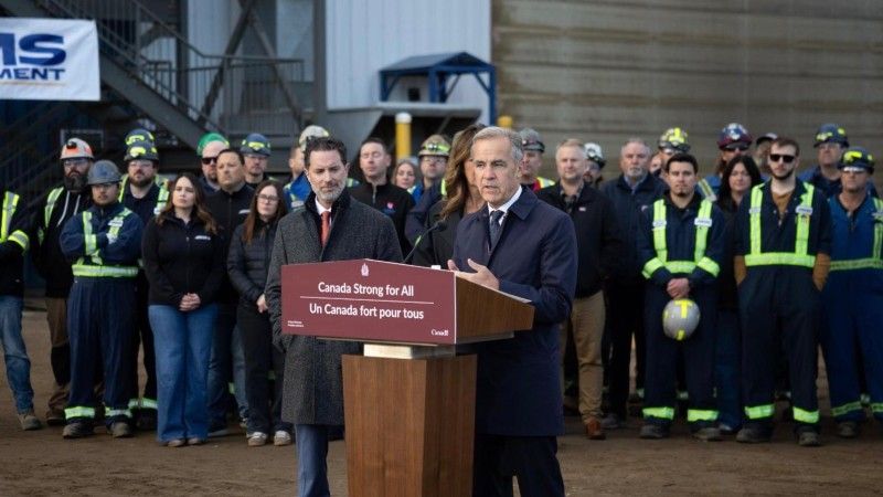 Premier kanady Mark Carney przemawia na terenie budowy