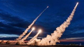 Nocne szkolenie ogniowe przeciwlotników 16. Dywizji Zmechanizowanej. W ćwiczeniu uczestniczyli operatorzy przenośnych przeciwlotniczych zestawów rakietowych Piorun.