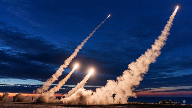Nocne szkolenie ogniowe przeciwlotników 16. Dywizji Zmechanizowanej. W ćwiczeniu uczestniczyli operatorzy przenośnych przeciwlotniczych zestawów rakietowych Piorun.