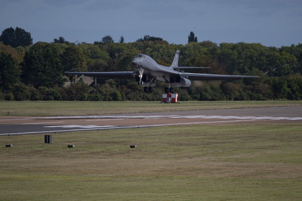 Amerykańskie bombowce opuszczają bazę RAF Fairford