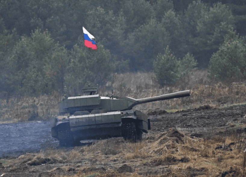 Rosyjski bezzałogowiec na bazie T-72 utknął w błocie podczas ćwiczeń