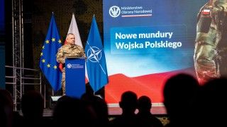Szef Sztabu Generalnego Wojska Polskiego gen. Wiesław Kukuła na prezentacji nowego munduru dla polskich żołnierzy.