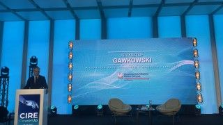 Krzysztof Gawkowski przemawia zza mównicy na scenie