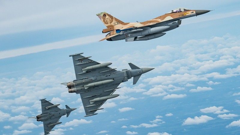 Trzy samoloty Eurofighter Typhoon - zdjęcie poglądowe