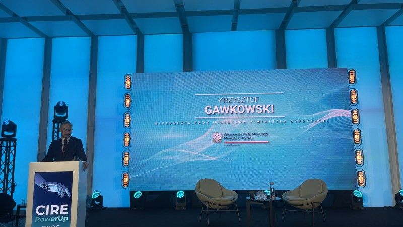 Krzysztof Gawkowski przemawia zza mównicy na scenie