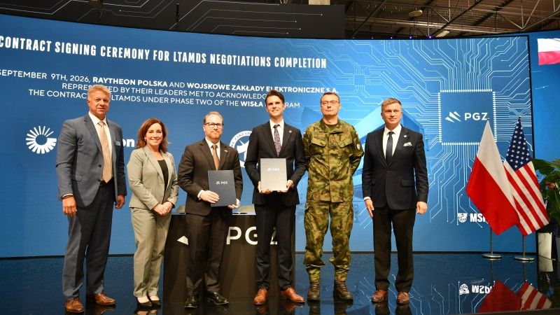 Przedstawiciele PGZ, WZE i Raytheon na uroczystości podpisania umowy dotyczącej dostaw z WZE modułów ESA do radiolokatorów LTAMDS. Amerykańskie radary zostały zamówione przez Wojsko Polskie w II fazie programu Wisła.