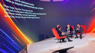 Panel dyskusyjny „Polska na drodze do cybersuwerenności. Od barier do ekspansji cybertechnologii made in Poland” z udziałem czterech prelegentów: Tomasza Stojka, Łukasza Jesisa, Piotra Pilewskiego i Bartosza Łoby.