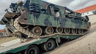 Wóz zabezpieczenia technicznego M88A2 HERCULES podczas załadunku na zestaw niskopodwoziowy.