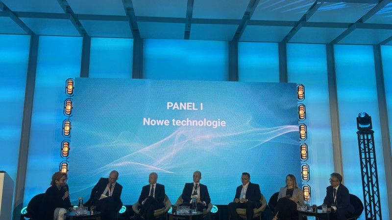 Paneliści podczas CIRE PowerUp2026 na scenie