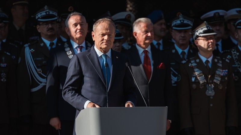 Premier Donald Tusk przemawia podczas inuguracji roku akademickiego w Akademii Sztuki Wojennej.