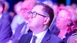 Podczas inauguracji VII edycji konferencji Cyber24 DAYS, minister energii Miłosz Motyka zapowiedział koniec tolerancji dla zaniedbań w dziedzinie cyber. Od takich błędów może zależeć ludzkie życie.