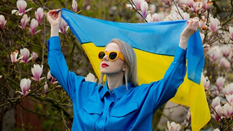 Kobieta z ukraińską flagą - zdjęcie poglądowe