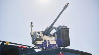 Zdalnie sterowany moduł uzbrojenia EOS Slinger z 30 mm armatą automatyczną Bushmaster M230LF. System przeciwdronowy jest stabilizowany w czterech osiach. Posiada głowicę optoelektroniczną, radiolokator oraz czujnik pogodowy.
