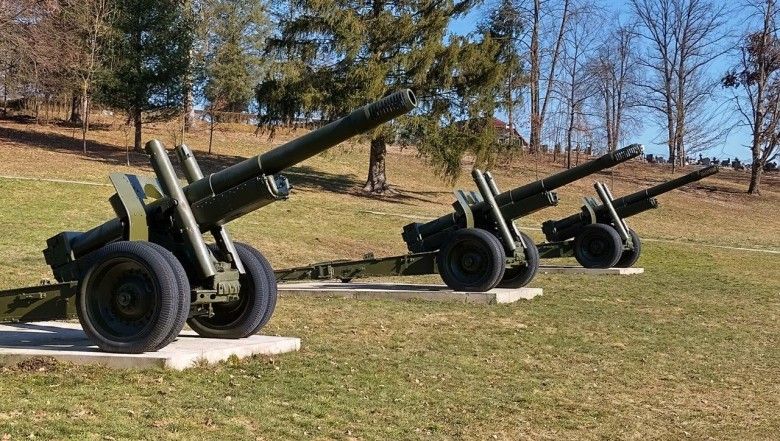 Ciekawymi eksponatami muzeum w Svidniku są (najpradopodobniej) czechosłowackie modyfikacje haubicoarmaty wz. 1937 MŁ-20 kal 152 mm. Działa tego kalibru były używane z dużą intensywnością przy niszczeniu niemieckich umocnień.