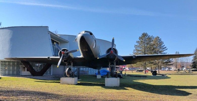 Wśród eksponatów w svidnickim skansenie są m.in. samolot Li-2, czyli radziecka licencyjna wersja DC-3. Szkoda, że maszyna ma znaczne i liczne uszkodzenia i ubytki…