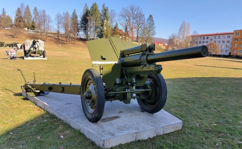 Muzem-skansen w Svidniku mieści się przy wyjeździe ze Svidnika w kierunku Bardejova, u podnóża monumentalnej nekropolii, gdzie spoczywa ponad 9 tys. poległych w walkach o przełamanie niemieckiego oporu na Przełęczy Dukielskiej.