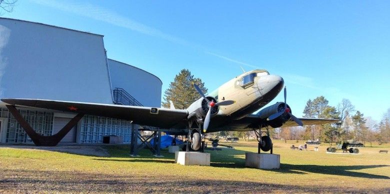 Wśród eksponatów w svidnickim skansenie są m.in. samolot Li-2, czyli radziecka licencyjna wersja DC-3. Szkoda, że maszyna ma znaczne i liczne uszkodzenia i ubytki…