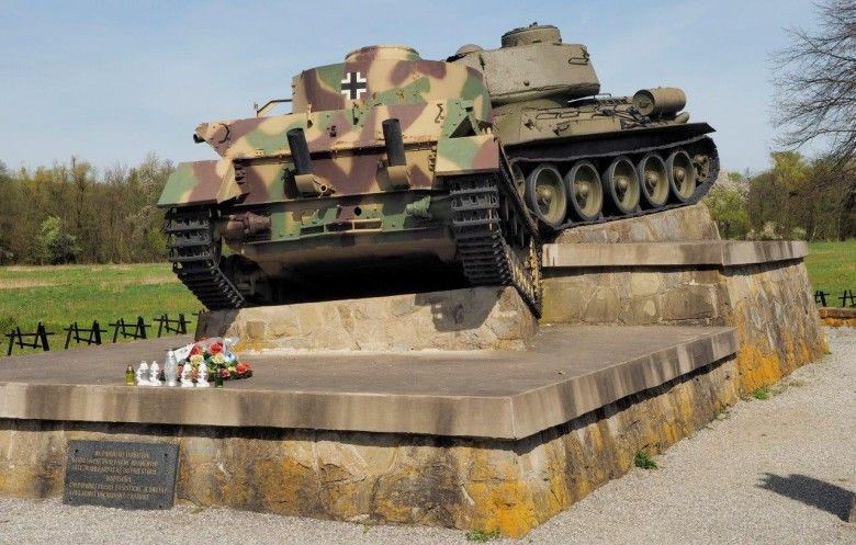 Dolina Śmierci. Wjeżdżających na jej teren wita „wizytówka” w postaci kompozycji złożonej z radzieckiego T-34-85, który dewastuje niemiecki PzKpfw IV.