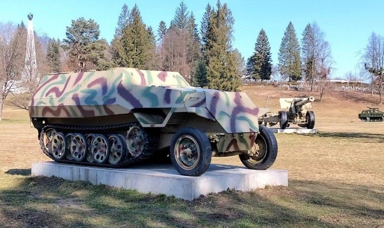 Odwiedzając muzeum w Svidniku warto zwrócić uwagę na bardzo oryginalnie odrestaurowany niemiecki półgąsienicowy transporter, najprawdopodobniej mittlerer Schützenpanzerwagen Sd.Kfz.251. W jego wojennej produkcji uczestniczyły m.in. czeskie zakłady Škoda.