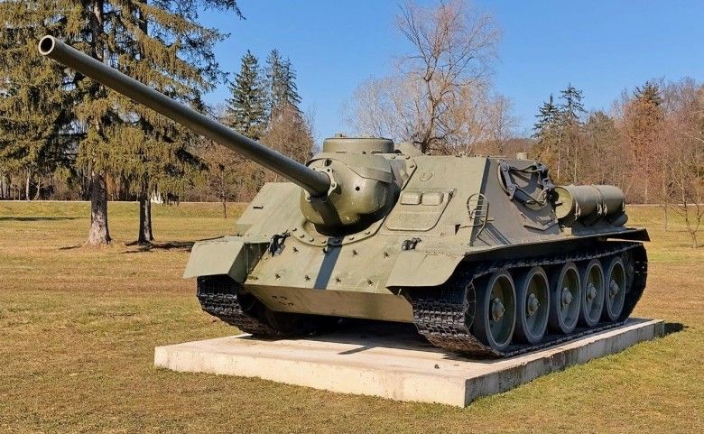 Jednym z „kuzynów” najpopularniejszego czołgu II wojny, jakiego spotkamy w muzeum-skansenie w Svidniku, jest działo samobieżne SU-100.