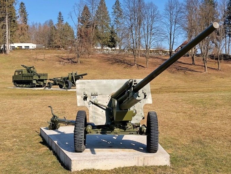Muzem-skansen w Svidniku mieści się przy wyjeździe ze Svidnika w kierunku Bardejova, u podnóża monumentalnej nekropolii, gdzie spoczywa ponad 9 tys. poległych w walkach o przełamanie niemieckiego oporu na Przełęczy Dukielskiej.