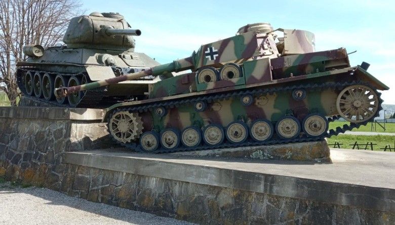 Dolina Śmierci. Wjeżdżających na jej teren wita „wizytówka” w postaci kompozycji złożonej z radzieckiego T-34-85, który dewastuje niemiecki PzKpfw IV.