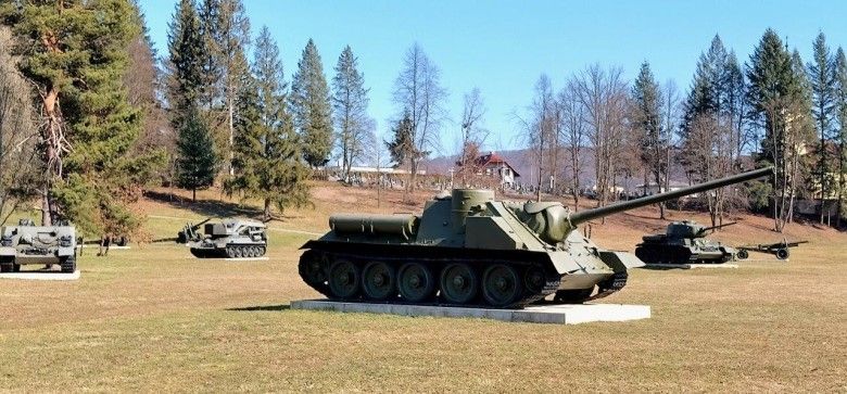 Muzem-skansen w Svidniku mieści się przy wyjeździe ze Svidnika w kierunku Bardejova, u podnóża monumentalnej nekropolii, gdzie spoczywa ponad 9 tys. poległych w walkach o przełamanie niemieckiego oporu na Przełęczy Dukielskiej.