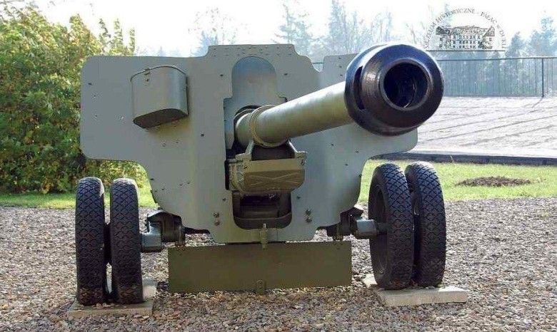 Dukielskie muzeum ma w swoich zbiorach radziecką armatę polową BS-3 wz. 1944 kal. 100 mm.
