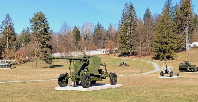 Muzem-skansen w Svidniku mieści się przy wyjeździe ze Svidnika w kierunku Bardejova, u podnóża monumentalnej nekropolii, gdzie spoczywa ponad 9 tys. poległych w walkach o przełamanie niemieckiego oporu na Przełęczy Dukielskiej.