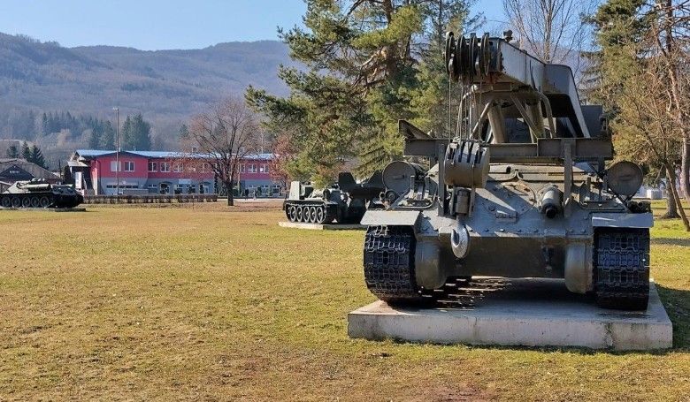 Niezbyt często widywane w kolekcjach muzeów specjalizujących się w militariach są wersje wozów wsparcia (najprawdopodobniej VT-34 i WZT-34) opracowane na bazie czołgu T-34.