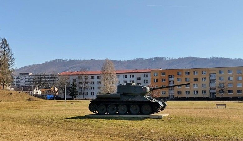 Muzem-skansen w Svidniku mieści się przy wyjeździe ze Svidnika w kierunku Bardejova, u podnóża monumentalnej nekropolii, gdzie spoczywa ponad 9 tys. poległych w walkach o przełamanie niemieckiego oporu na Przełęczy Dukielskiej.
