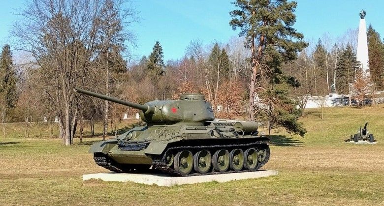 Muzem-skansen w Svidniku mieści się przy wyjeździe ze Svidnika w kierunku Bardejova, u podnóża monumentalnej nekropolii, gdzie spoczywa ponad 9 tys. poległych w walkach o przełamanie niemieckiego oporu na Przełęczy Dukielskiej.