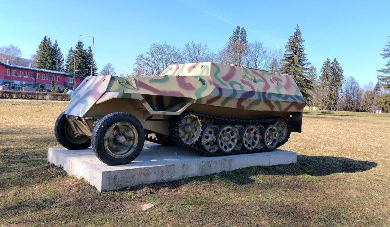 Odwiedzając muzeum w Svidniku warto zwrócić uwagę na bardzo oryginalnie odrestaurowany niemiecki półgąsienicowy transporter, najprawdopodobniej mittlerer Schützenpanzerwagen Sd.Kfz.251. W jego wojennej produkcji uczestniczyły m.in. czeskie zakłady Škoda.
