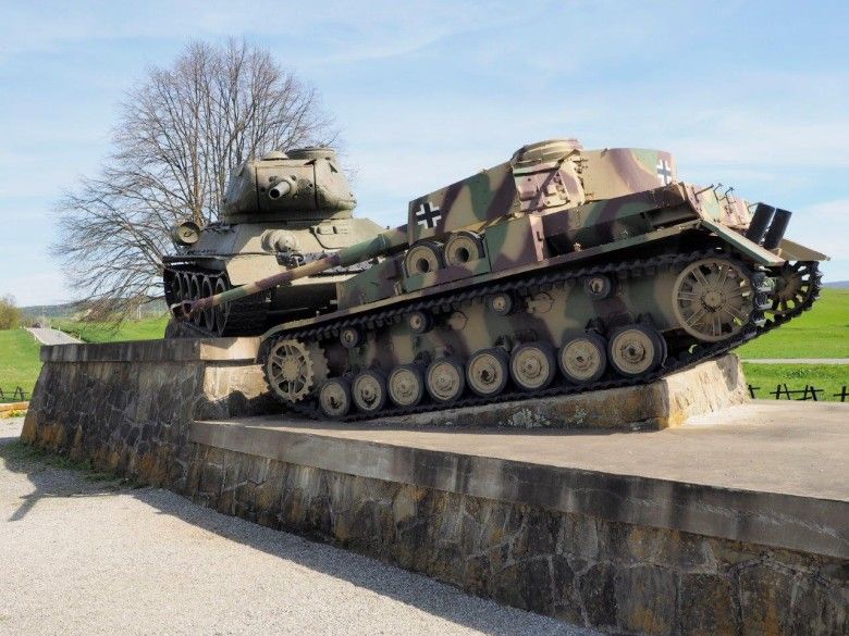 Dolina Śmierci. Wjeżdżających na jej teren wita „wizytówka” w postaci kompozycji złożonej z radzieckiego T-34-85, który dewastuje niemiecki PzKpfw IV.