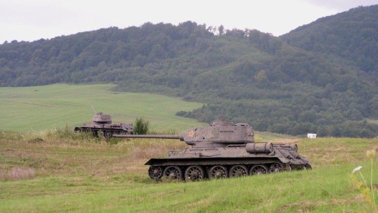 Dolina Śmierci (Udolie Smrti) to rozległy skansen sprzętu pancernego, zaaranżowany na miejscu krwawej bitwy pancernej, jaka rozegrała się 11-14 września 1944 roku.