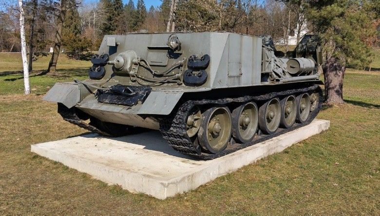 Niezbyt często widywane w kolekcjach muzeów specjalizujących się w militariach są wersje wozów wsparcia (najprawdopodobniej VT-34 i WZT-34) opracowane na bazie czołgu T-34.