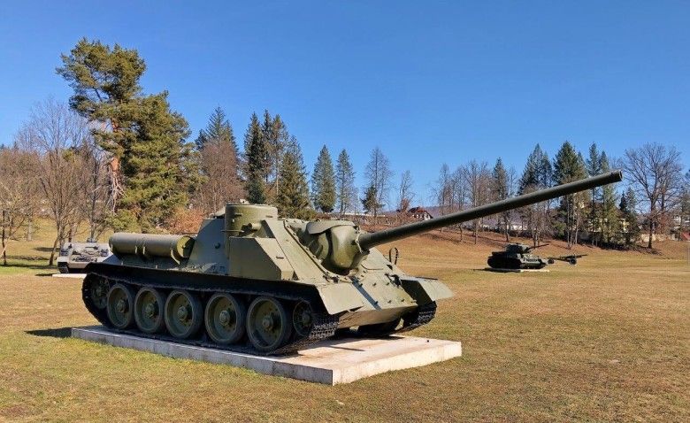 Jednym z „kuzynów” najpopularniejszego czołgu II wojny, jakiego spotkamy w muzeum-skansenie w Svidniku, jest działo samobieżne SU-100.