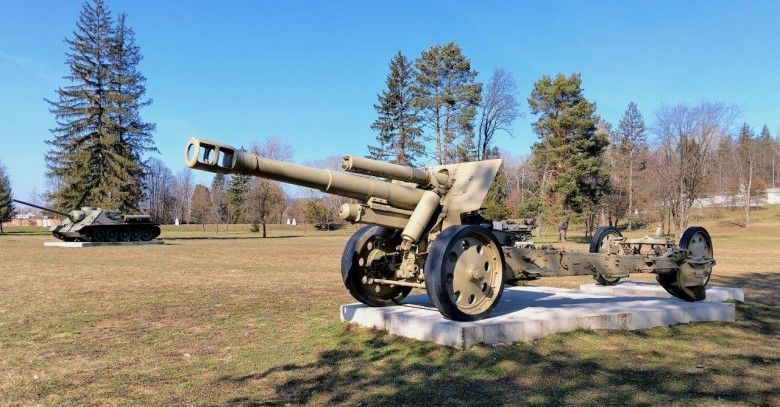 ...podobna sytuacja ma miejsce w przypadku tego działa, którym jest najprawdopodobniej niemiecka 15 cm schwere Feldhaubitze 18 (sFH 18) kal 149,1 mm, a ściślej – mniej znany jej zmodernizowany wariant.