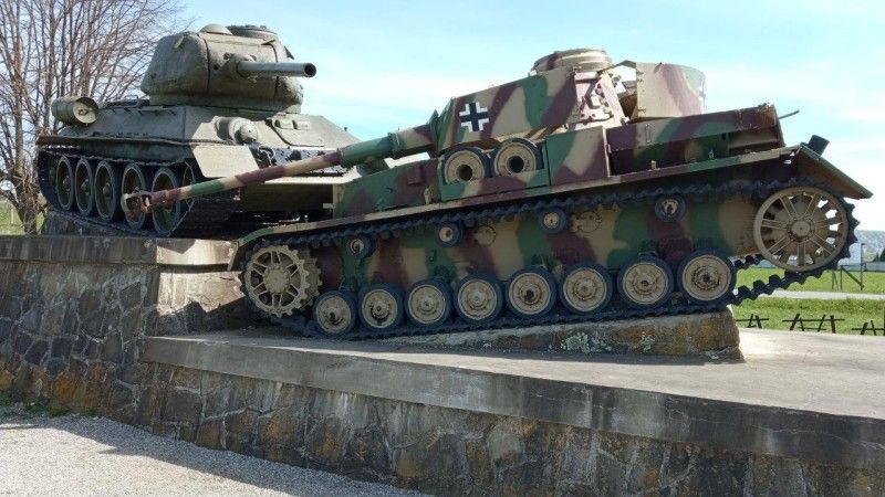 Dolina Śmierci. Wjeżdżających na jej teren wita „wizytówka” w postaci kompozycji złożonej z radzieckiego T-34-85, który dewastuje niemiecki PzKpfw IV.