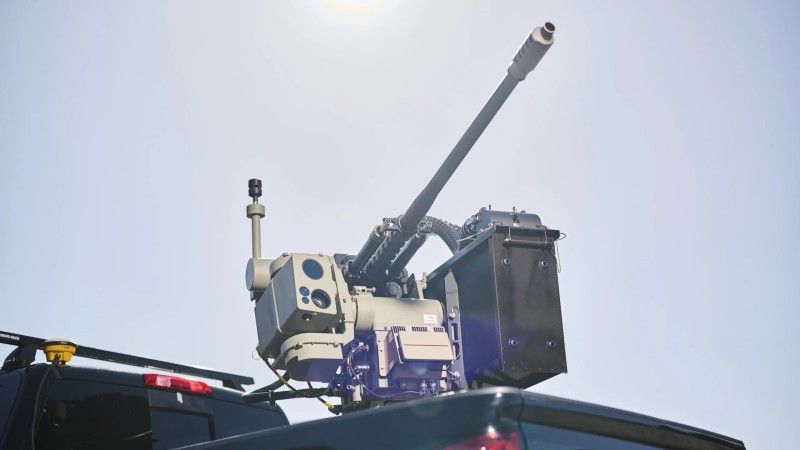 Zdalnie sterowany moduł uzbrojenia EOS Slinger z 30 mm armatą automatyczną Bushmaster M230LF. System przeciwdronowy jest stabilizowany w czterech osiach. Posiada głowicę optoelektroniczną, radiolokator oraz czujnik pogodowy.