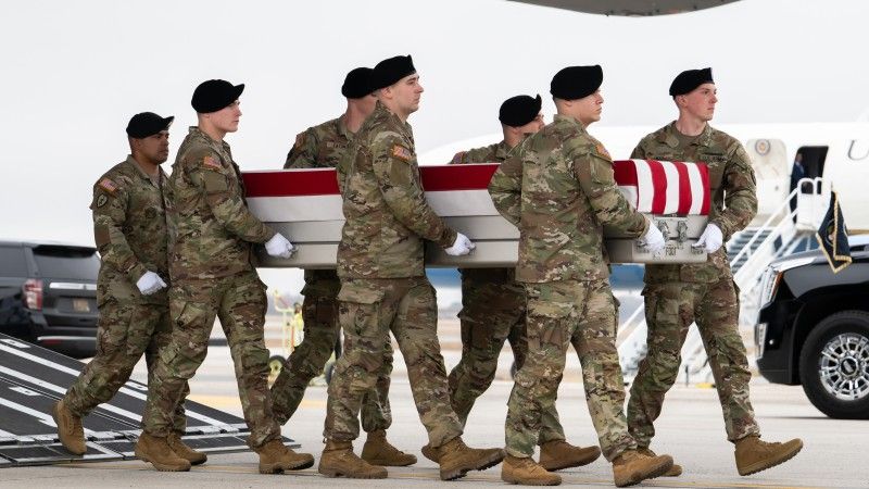 Trumna ze zwłokami amerykańskiego żołnierza poległego w trakcie operacji Epic Fury wraca do USA